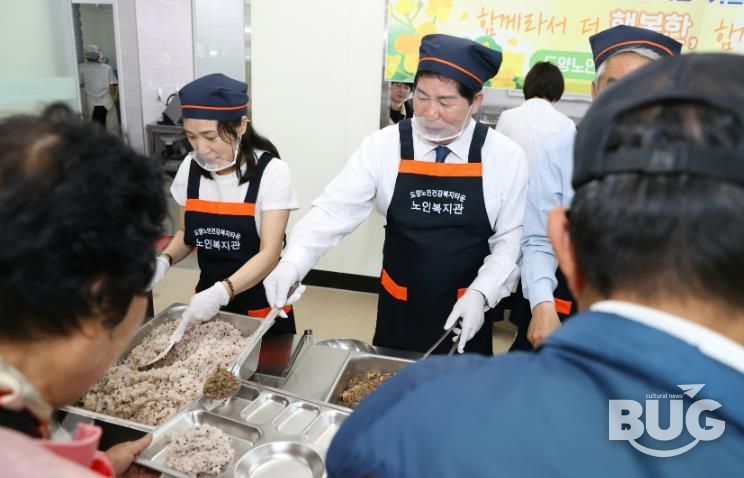 고흥군, 제53회 어버이날 기념행사 ‘감사와 사랑을 담아’ (1) - 공영민 고흥군수 급식봉사