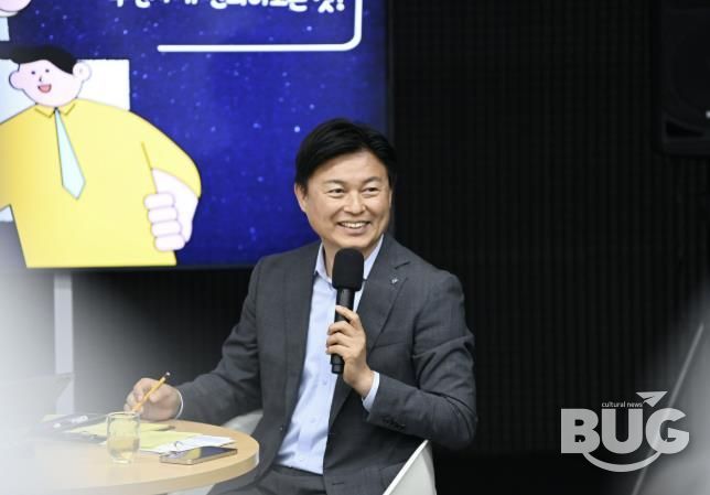 조용익 부천시장이 지난 6월 13일 유한대학교에서 열린 영톡스클럽에서 청년들과 대화를 나누고 있다.