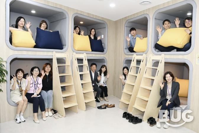 조용익 부천시장과 직원들이 원종동에 새롭게 개소한 ‘오정청년공간’을 이용해 보고 있다.