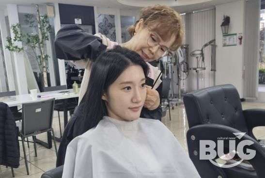 한 청년이 헤어․메이크업 드림 사업을 통해 면접 준비를 위한 헤어 서비스를 받고 있다.
