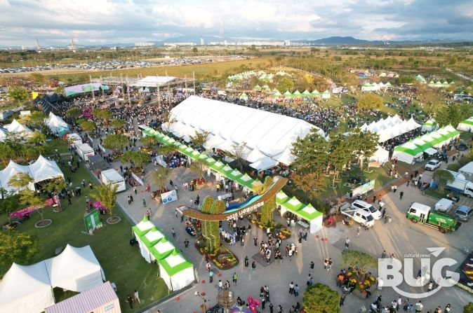 ‘2025 나주영산강축제’ 개막 3일차에 접어든 가운데 축제장은 입소문을 타고 찾아온 방문객들로 붐볐다.