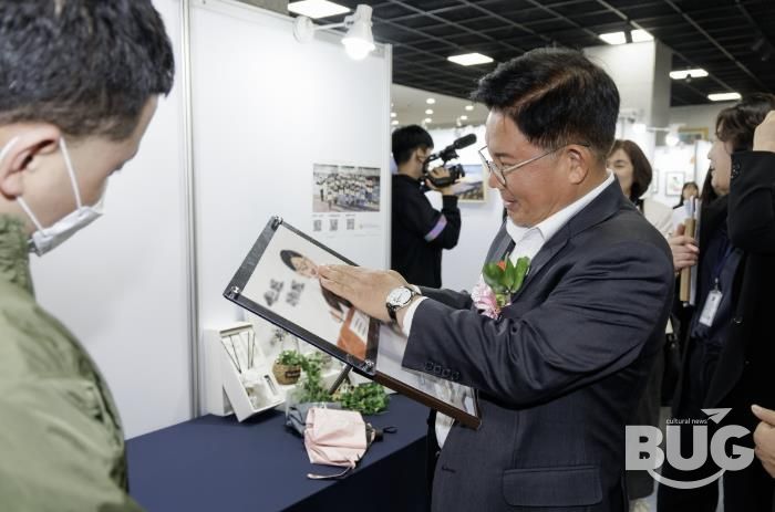 박강수 마포구청장이 장애인 예술인이 만든 작품을 감상하고 있다.