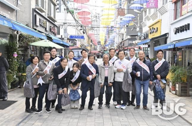 20일 ‘10월 전통시장 가는 날’ 캠페인에서 이현재 하남시장(오른쪽 네 번째)과 김승현 기업인협의회 회장(오른쪽 두 번째)을 비롯한 참여자들이 석바대시장에서 기념촬영을 하고 있다.