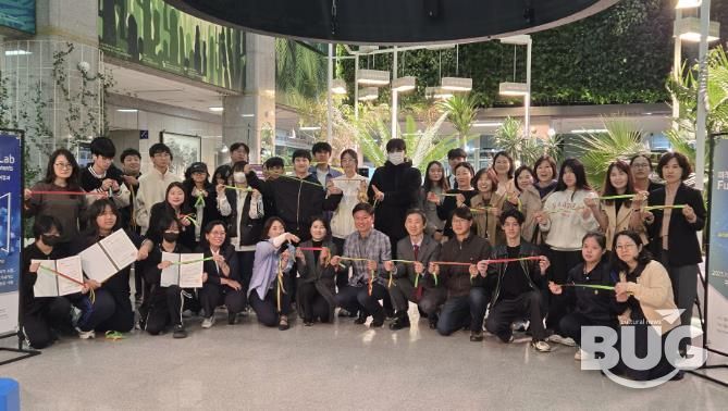 조용익 시장과 전시회 관계자, 참여자들이 기념사진을 찍고 있다.