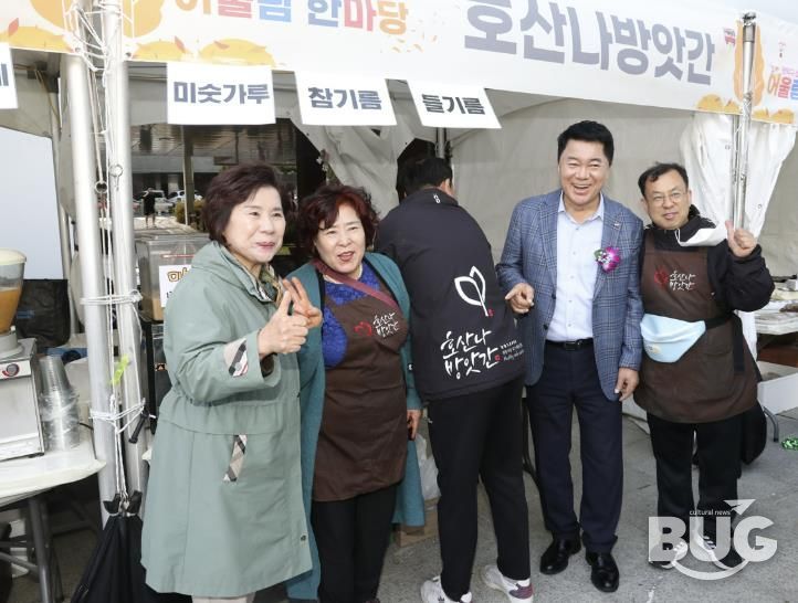 지난해 개최된 소상공인 전통시장 어울림 한마당에 참여한 업체 관계자와 박준희 관악구청장(오른쪽 두 번째)