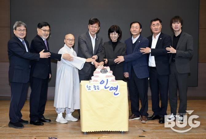 이민근 안산시장(왼쪽 네번째)이 부곡종합사회복지관 개관 20주년을 기념해 케이크 커팅식을 진행하고 있다.