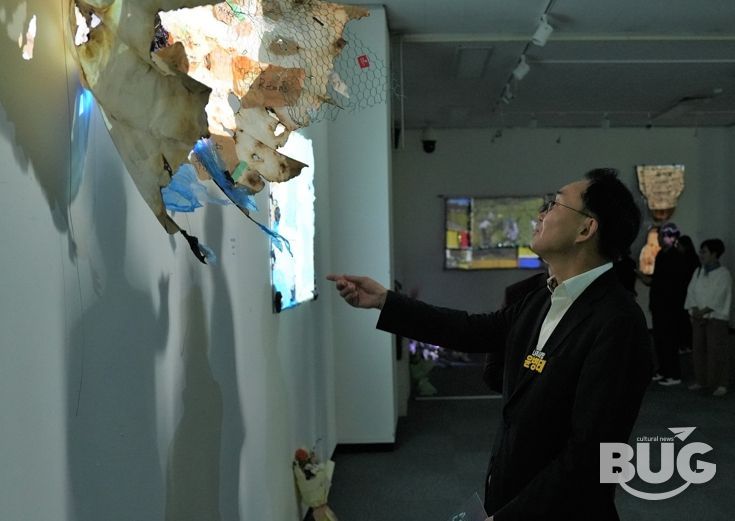 윤병태 시장이 지난 23일 ‘미디어아트×분리배출 REVISION’ 전시회를 찾아 작품들을 관람하고 있다.