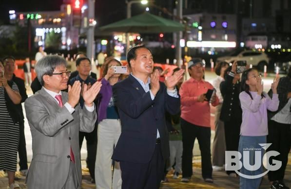 이권재 오산시장이 10월16일 신동아2차아파트 점등식에 참석한 모습