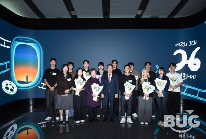 23일 인천공항 제2여객터미널 강동석관에서 진행된 ‘제2회 ICN 26(아이씨엔 이륙) 영화제 시상식’에서 인천국제공항공사 이학재 사장(사진 앞줄 왼쪽에서 네 번째) 및 수상자들이 기념촬영을 하고 있다.