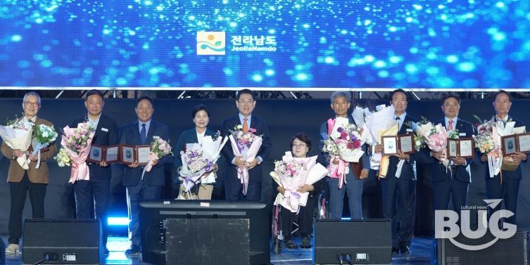 김영록 전라남도지사가 24일 도청 OK도민광장에서 열린 ‘제29회 전라남도 도민의 날’ 기념행사에 참석해 자랑스러운 전남인 상을 시상하고 기념촬영을 하고 있다.