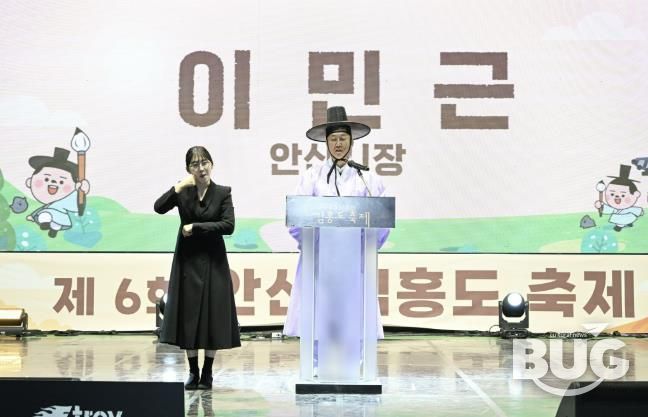 이민근 안산시장(오른쪽)이 지난 25일 화랑유원지 대공연장에서 열린 김홍도축제 개막식에서 인사 발언을 하고 있다.