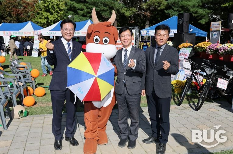 박병규 광산구청장이 지난 24일 수랑어린이공원에서 열린 우산동락(同樂)에서 우산동 주민자치회가 만든 웃소랑 사진을 찍고 있다.