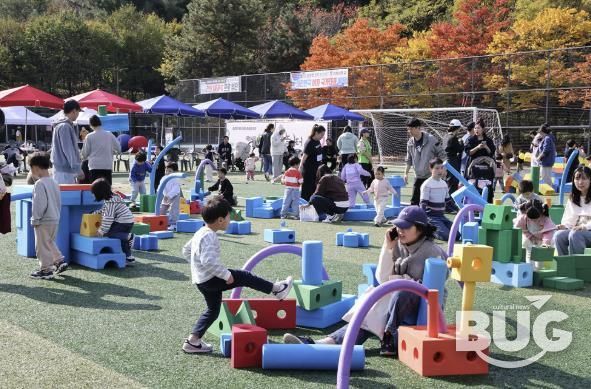 도봉구 지역 아이들이 ‘도담도담 놀이터’에서 장난감을 가지고 즐거운 시간을 보내고 있다.