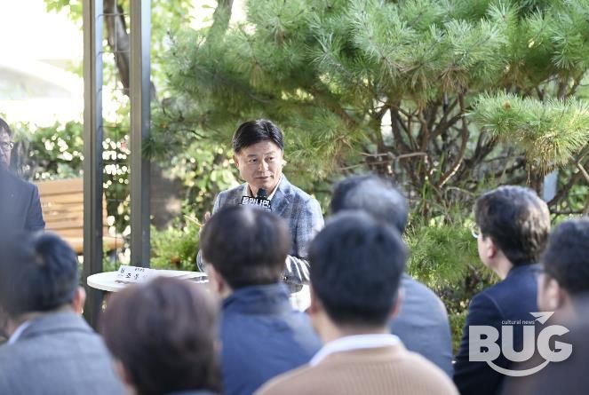 조용익 부천시장이 27일, 고라개공원에서 열린 ‘틈만나면, 현장속으로’ 에서 레미콘 공장 일대 환경오염 최소화를 위해 주민 및 업체 관계자와 의견을 나누고 있다.