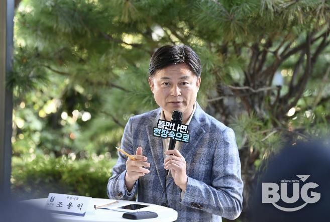 조용익 부천시장이 27일, 고라개공원에서 열린 ‘틈만나면, 현장속으로’ 에서 레미콘 공장 일대 환경오염 최소화를 위해 주민 및 업체 관계자와 의견을 나누고 있다.