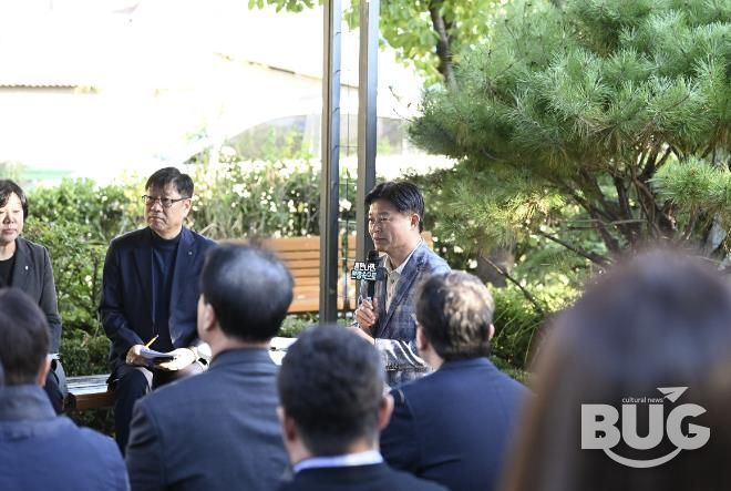 조용익 부천시장(왼쪽에서 세번째)이 27일, 고라개공원에서 열린 ‘틈만나면, 현장속으로’ 에서 레미콘 공장 일대 환경오염 최소화를 위해 주민 및 업체 관계자와 의견을 나누고 있다