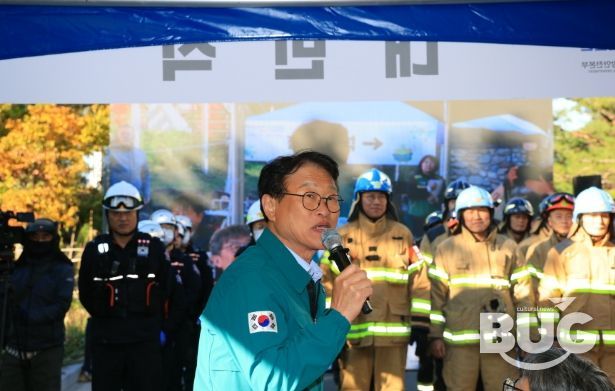 김대권 수성구청장이 ‘2025년 재난대응 안전한국훈련’에서 참여한 기관에 격려인사를 하고 있다.