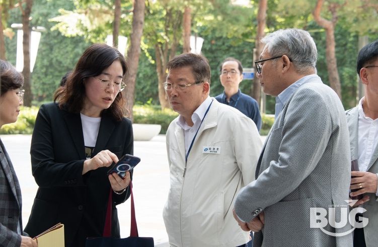 스마트도서관 이용방법을 살펴보고 있는