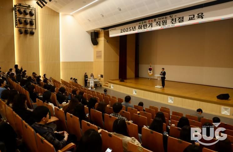 천창수 울산시교육감이 28일 대강당에서 열린 '하반기 직원 친절 교육'에서 참석자들에게 인사말을 하고있다