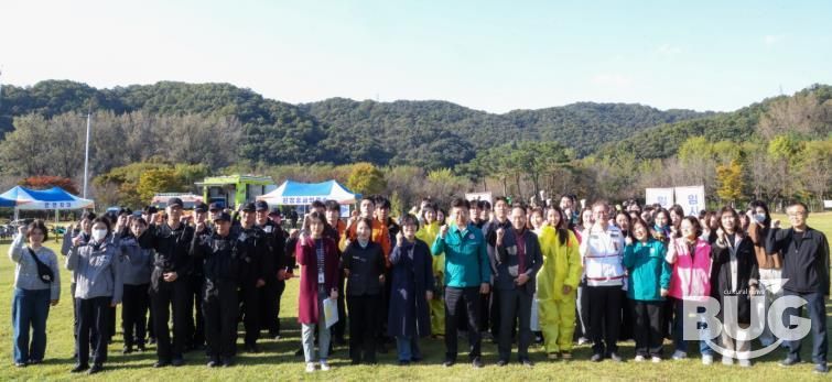 최충규 대덕구청장과 관계기관 관련자들이 28일 금강로하스 대청공원에서 열린 ‘2025년 대전 대덕구 생물테러 대비․대응 현장훈련’ 후 기념 촬영을 하고 있다.