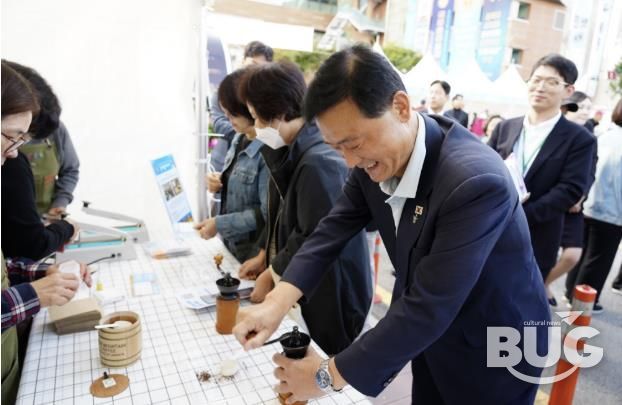 이승로 성북구청장이 구민들과 함께 온:마을 페스타 축제를 즐기고 있다