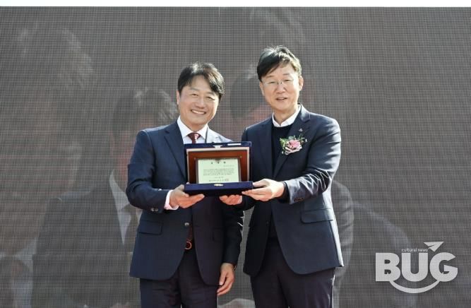 이민근 안산시장(오른쪽)이 윤동열 안산대학교 총장(왼쪽)으로부터 감사패를 전달받고 함께 기념촬영을 하고 있다.