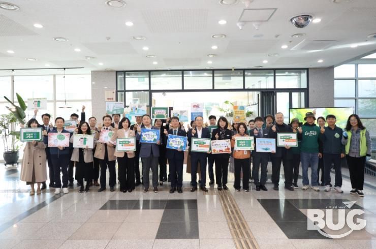 울산교육청 직원들이 30일 1층 중앙현관에서 '환경친화적 청사 만들기 홍보 활동'을 열고 기념촬영을 하고있다