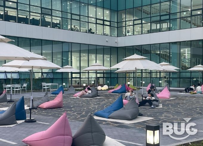 모담도서관 야외 독서공간