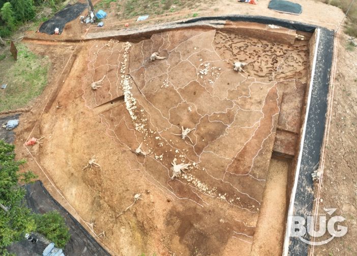 고성 송학동 고분군 14호분 즙석(葺石) 설치 모습