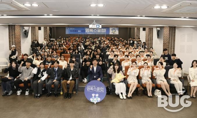 조용익 부천시장과 부천대 학생들이 기념 촬영을 하고 있다.