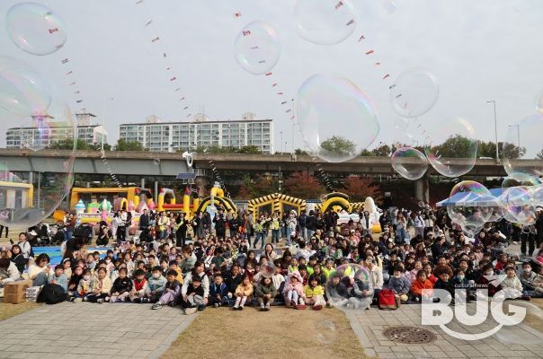 풍선과 버블이 가득한 꼬꼬마 대장 축제를 즐기는 어린이들