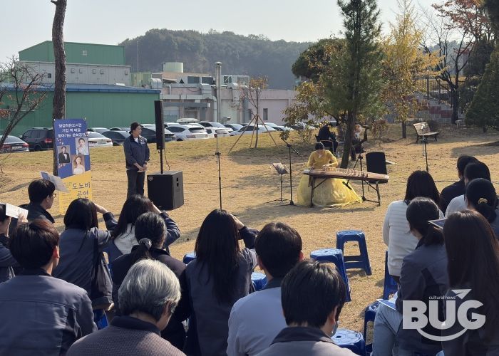 화성시립양감작은도서관이 31일 기업 근로자를 위한 찾아가는 문화공연을 운영하고 있다