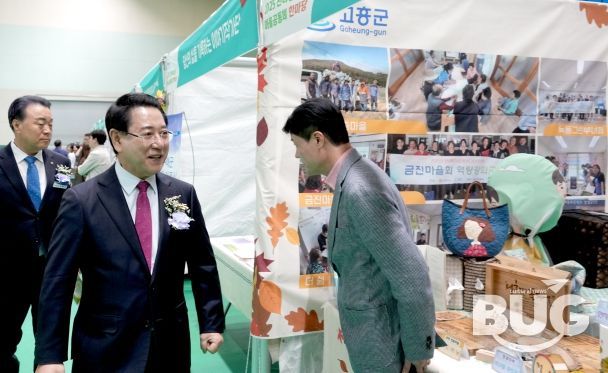 김영록 전라남도지사가 31일 화순 하니움문화스포츠센터에서 열린 2025 전남도 마을공동체 한마당 행사에서 우수사례 시군 부스를 둘러보고 있다.