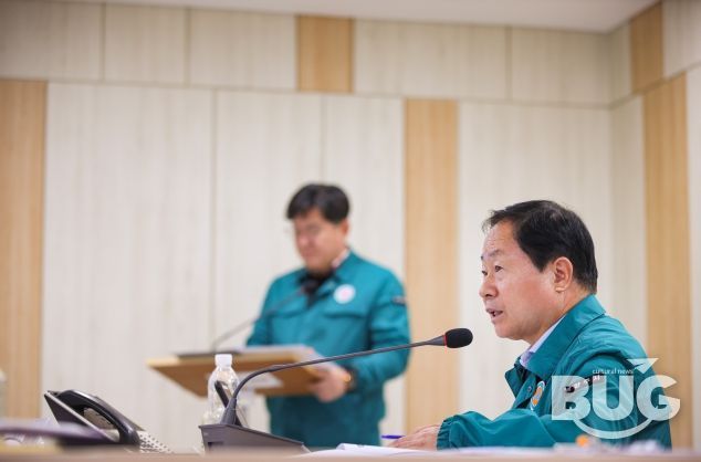 주광덕 시장이 재난상황실 토론훈련 현장을 지휘하고 있다.