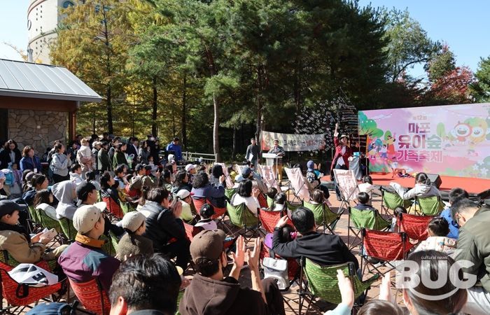유아숲 가족축제에 참여한 어린이들과 소중한 시간을 보내고 있는 박강수 마포구청장