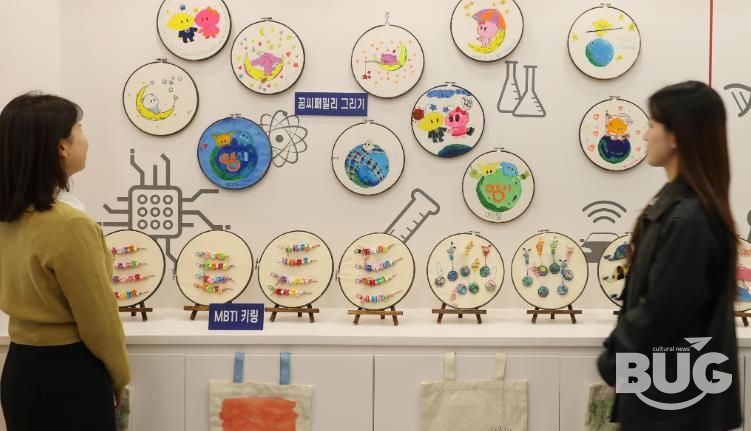 ‘마을愛 빠지는 힐링예술학교’ 전시회 감상하고 있는 주민들 모습