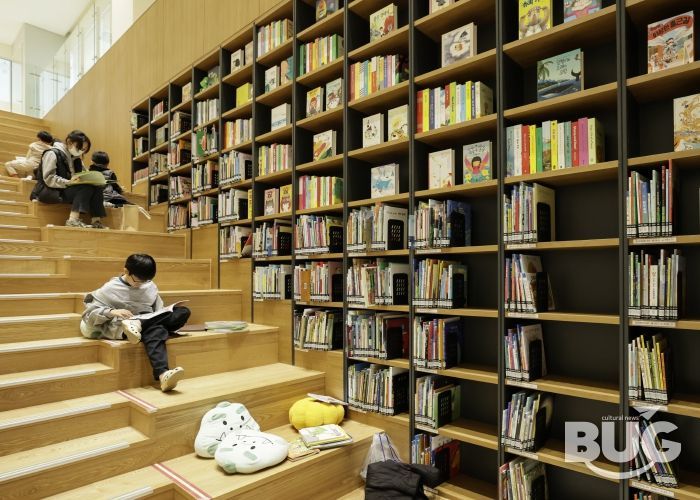 시민들이 화성동탄중앙도서관을 이용하고 있다