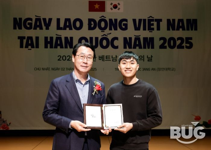 정명근 화성특례시장이 수상자와 함께 기념촬영을 하고있다