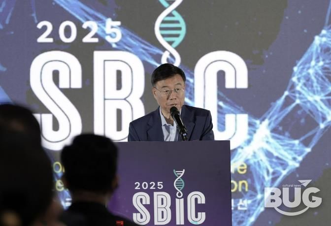 신상진 성남시장이 23일 성남글로벌융합센터에서 열린 ‘2025 성남 국제 바이오헬스케어 컨벤션(SBIC 2025)’ 개막식에서 개회사를 하고 있다.