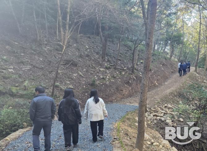 트레킹길을 즐기는 이용객들의 모습