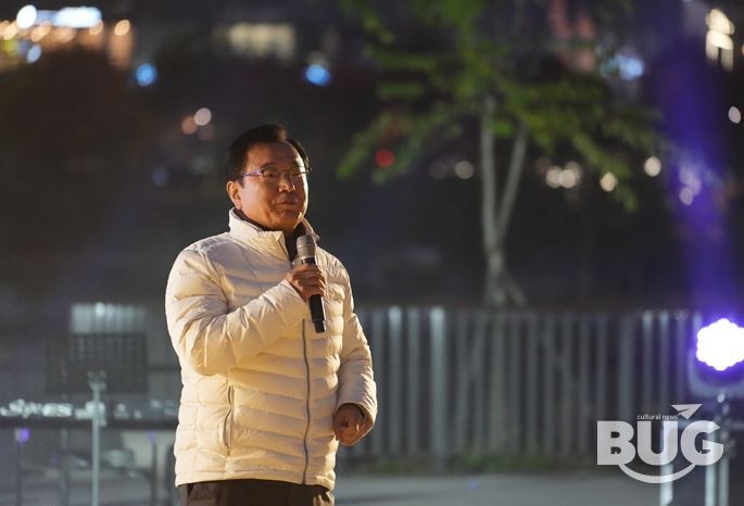 2일 이현재하남시장이 미사호수공원에서 열린 ‘2025 Stage 하남! 버스킹’ 굿바이공연에서 인사말을 전하고 있다.