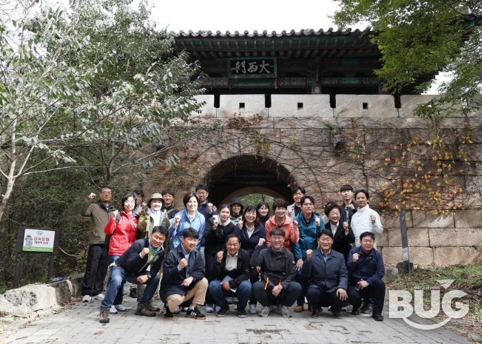 북한산성 대서문 앞에서 현장 설명회 참여자들이 기념촬영하고 있다.