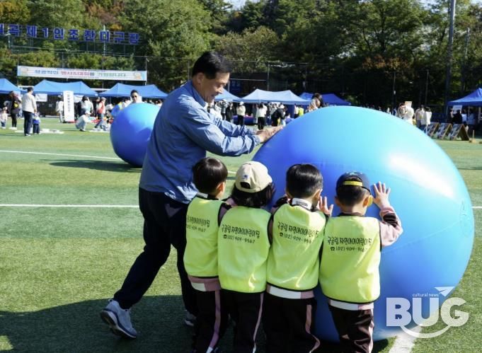 이승로 성북구청장이 아이들과 함께 행사를 즐기고 있다