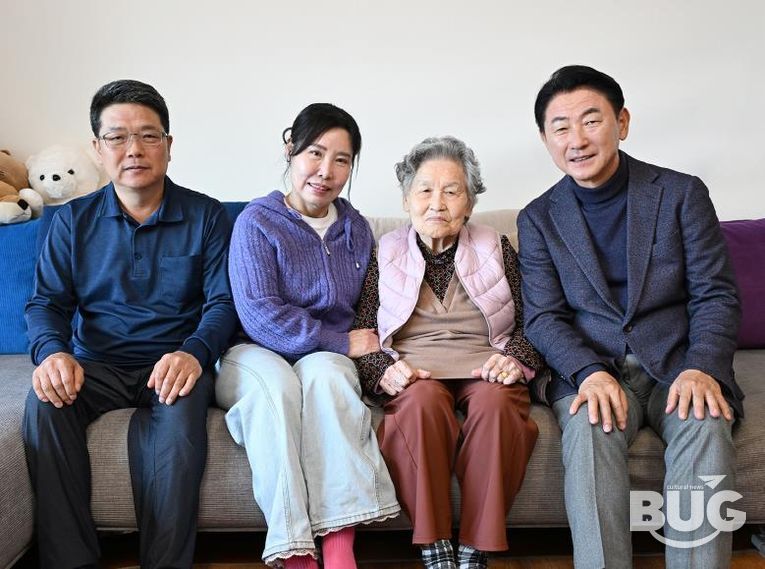 김동근 시장이 11월 3일 100세 생신을 맞은 관내 어르신 가정을 방문해 함께 기념사진을 찍고 있다.