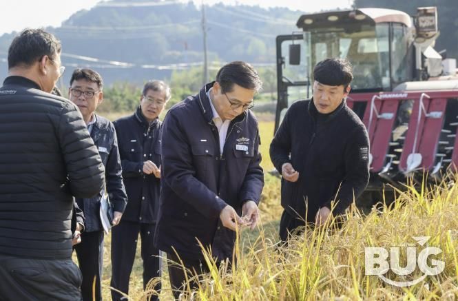 영암군, 서호면 가루쌀 수확 현장서 농업인과 소통