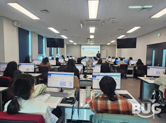 강북교육지원청이 5일 교육연수원에서 주관한 '늘봄학교 업무 담당자 연수'에서 참가자들이 연수를 듣고있다