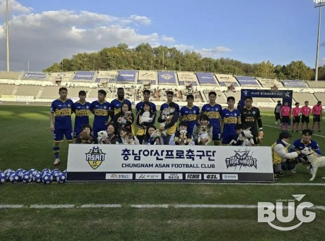 아산시·충남아산FC, 유기동물 입양가족과 함께 ‘에스코트 행사’