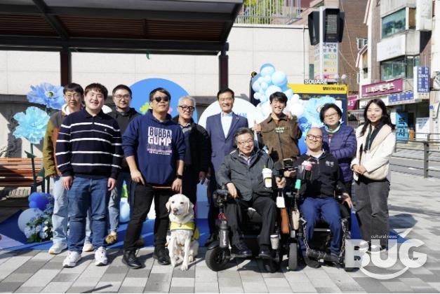 이승로 성북구청장(뒷줄 오르쪽 네 번째)이 장애인식개선 거리캠페인에 참석해 기념촬영을 하고 있다