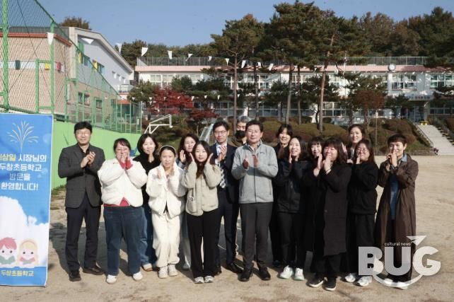 이상일 용인특례시장이 처인구 원삼면 두창초등학교에서 학교환경 개선을 위한 간담회를 열었다.