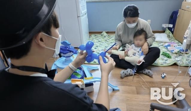 마술동아리 마피아가 소아병원 어린이를 대상으로 마술쇼를 펼치고 있다.